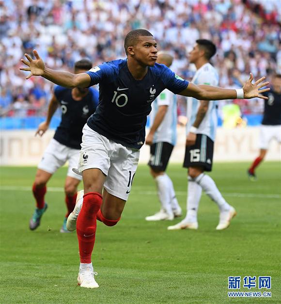 史无前例！湖人队为致敬詹姆斯，球衣融合骑士与热火元素！